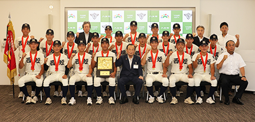 西日本短期大学附属高等学校硬式野球部皆さんと記念撮影