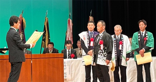 全国茶品評会授与式の様子 玉露の部 農林水産大臣賞受賞の倉住勉さん
