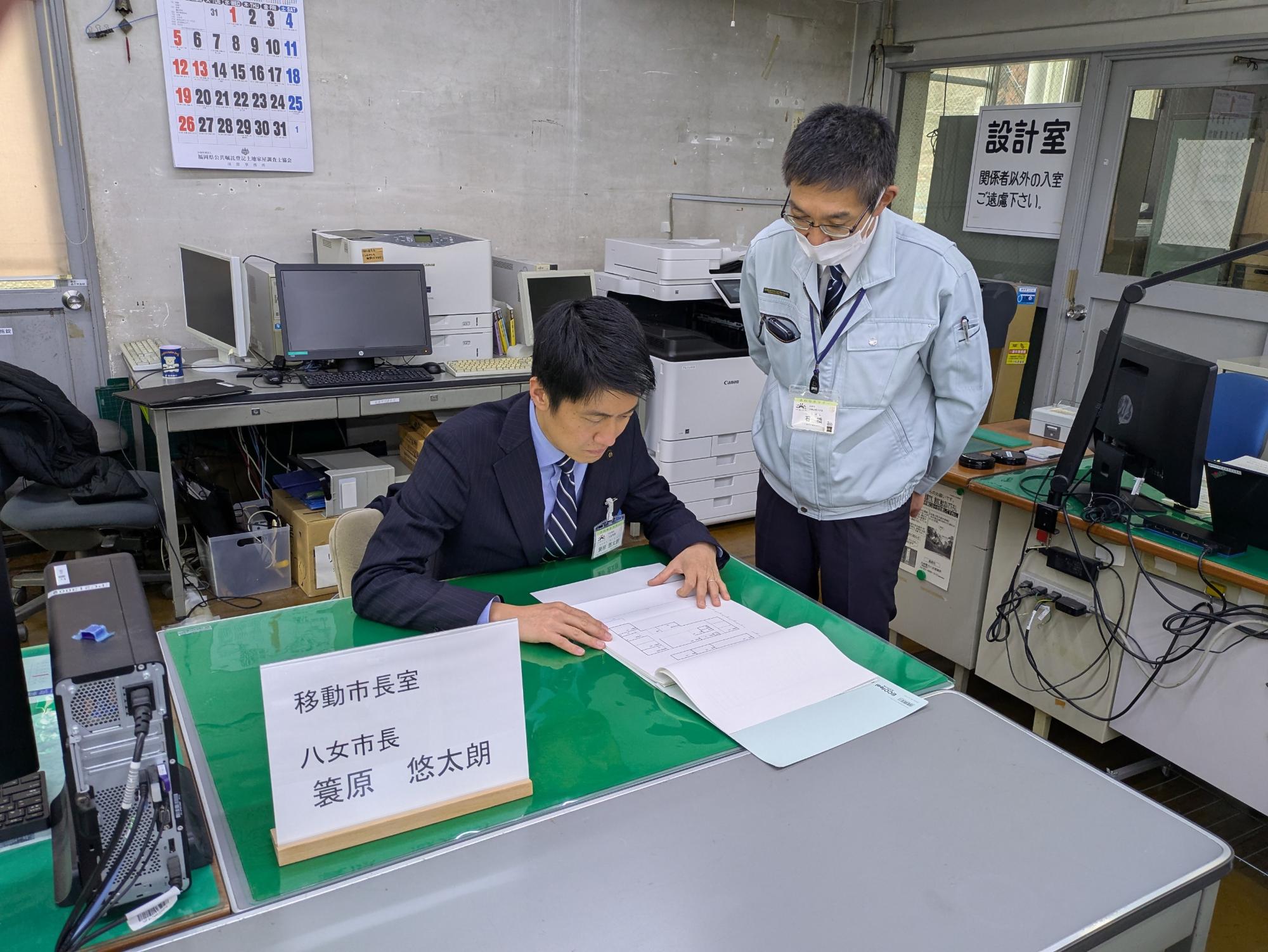 移動市長室での市長の業務風景