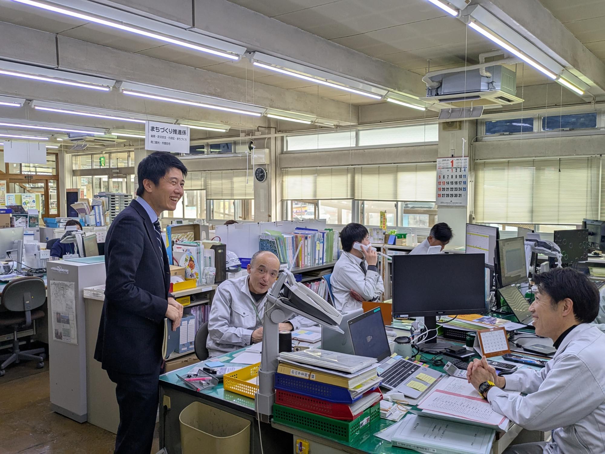 支所で職員とコミュニケーションを図る市長