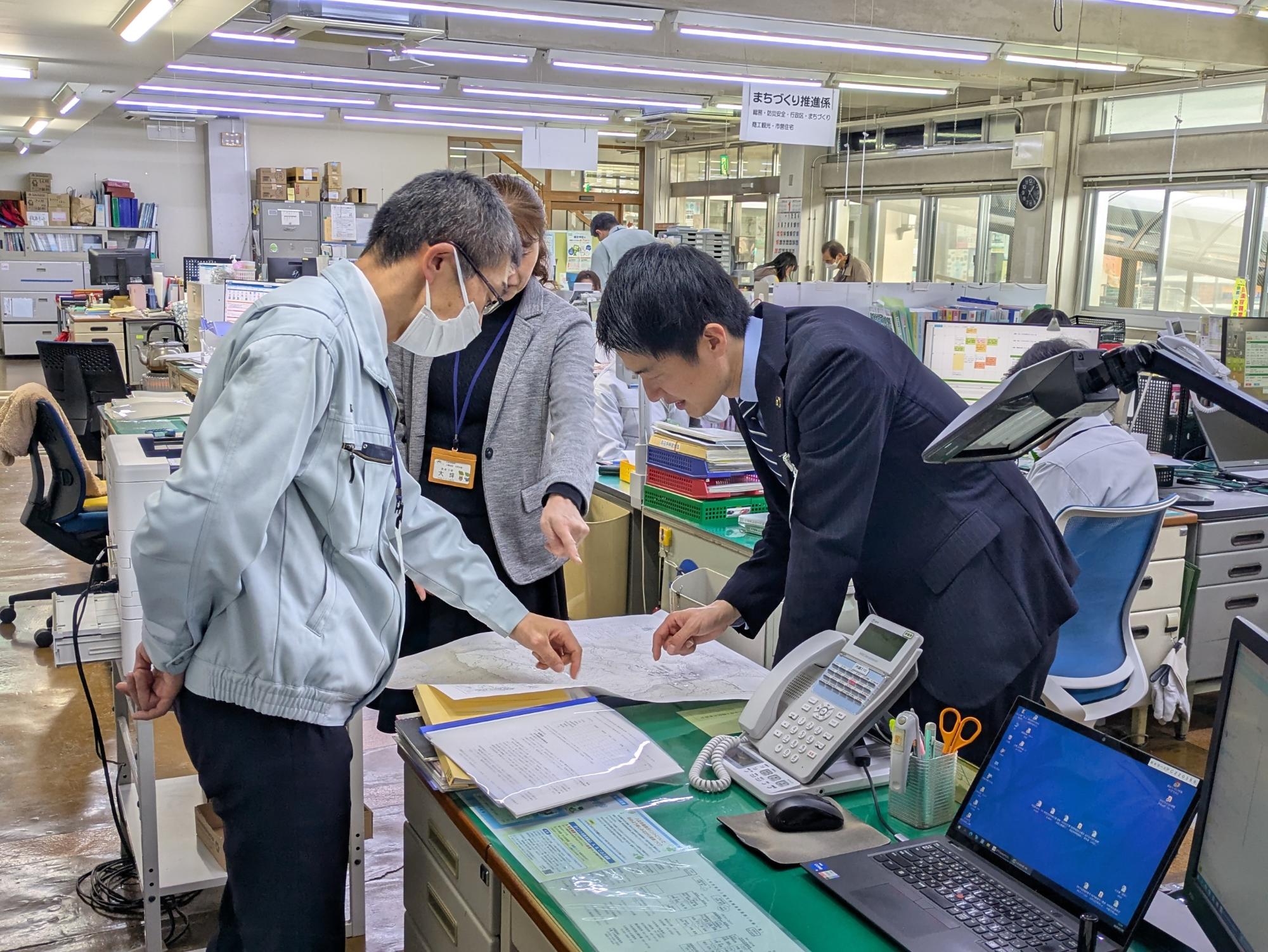 移動市長室支所での市長と職員の協議