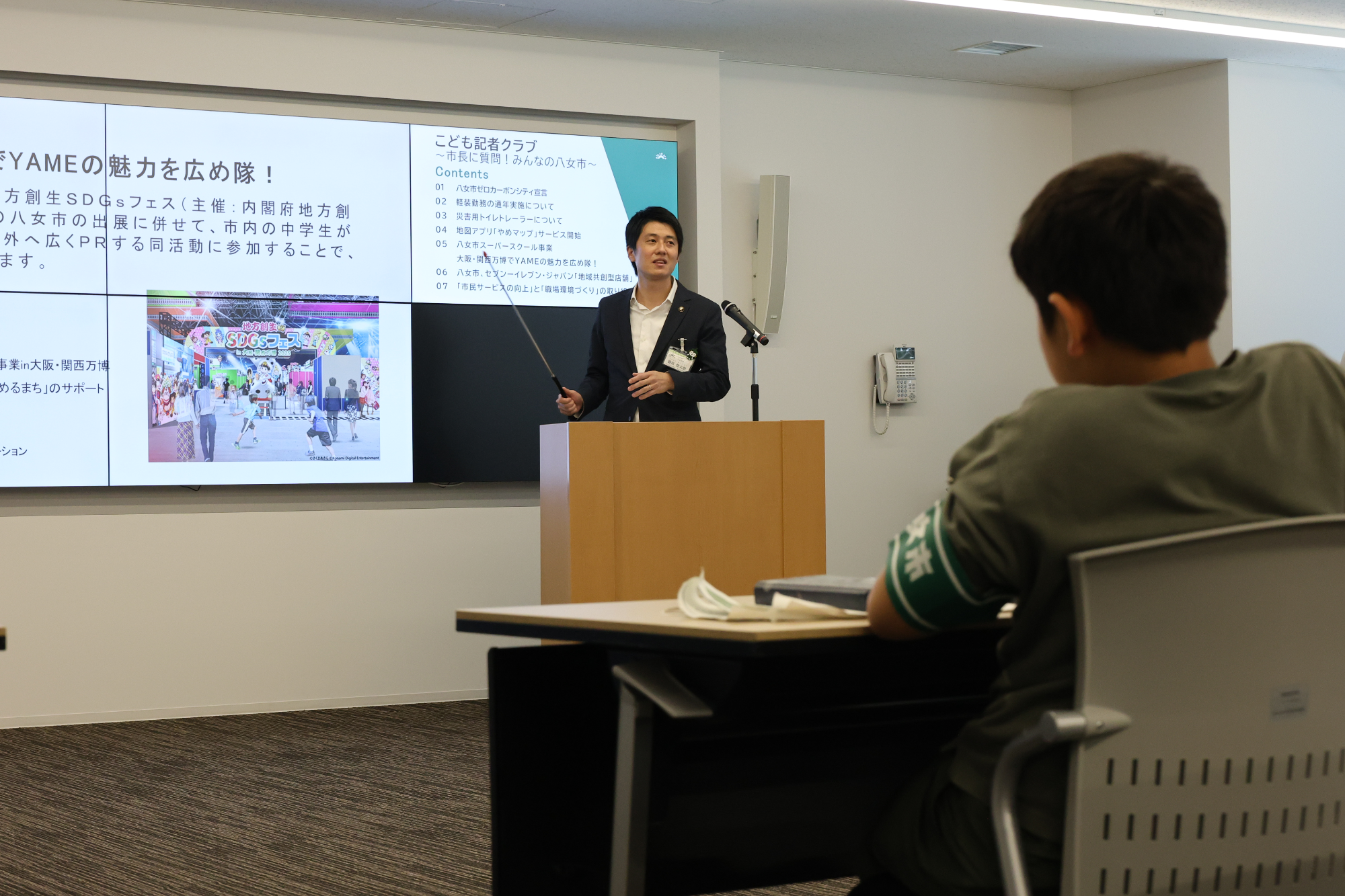 真剣に説明を聞くこども記者