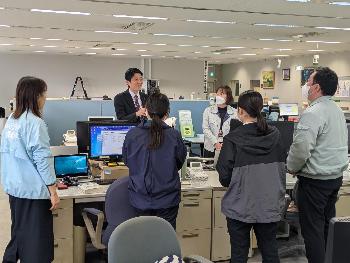 職員と意見交換を行う市長