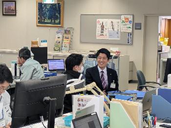 職員と意見交換を行う市長