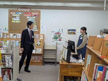図書館を視察する市長