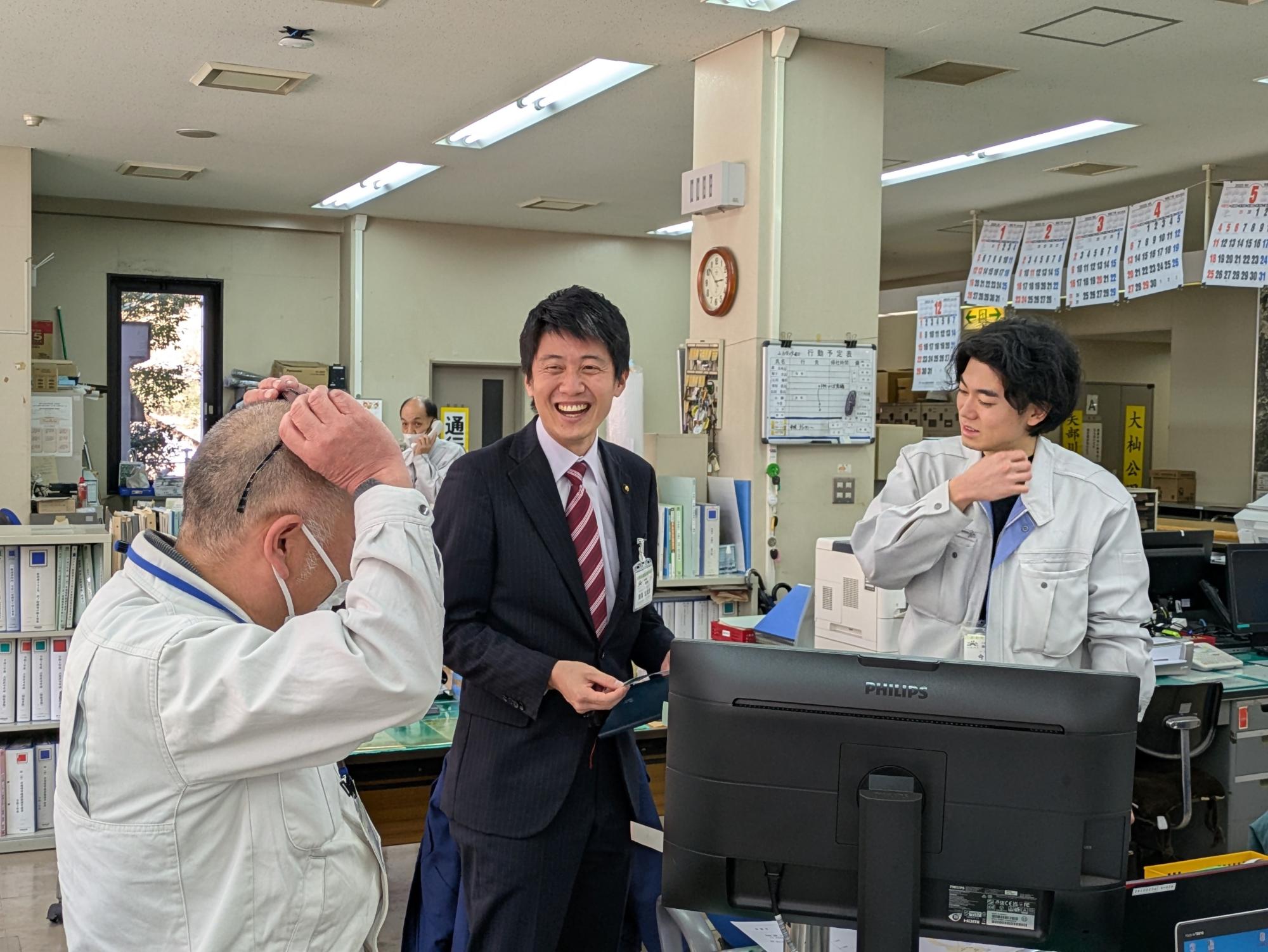 職員と意見交換を行う市長