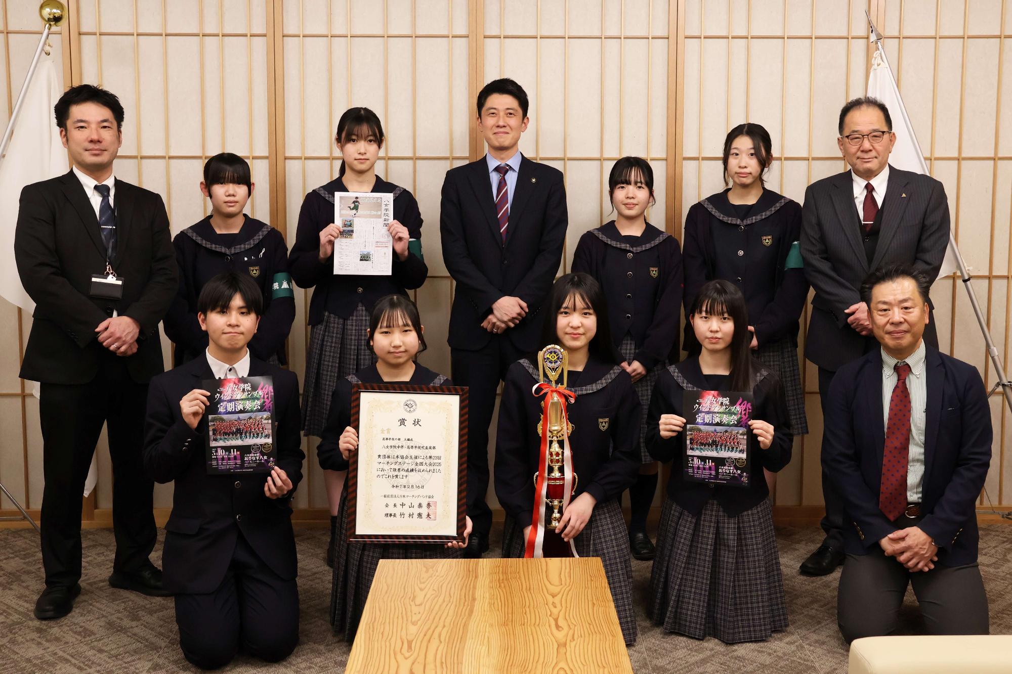 吹奏楽部・新聞部の皆さんと記念撮影