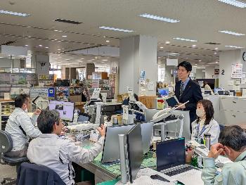 職員と意見交換を行う市長