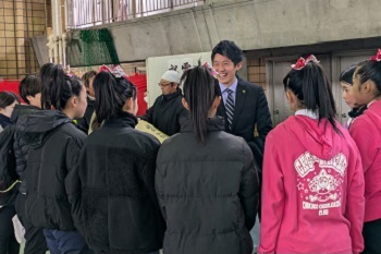 市民の皆さんと意見交換を行う市長