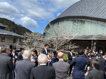 式終了後は参加者による卒業生の見送り