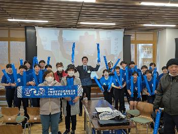 会場の皆さんと野球部に声援を送る市長