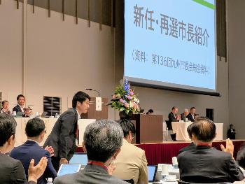 総会で挨拶する市長