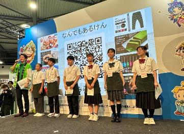 大阪関西万博にて八女市内中学生による八女茶のPRの様子