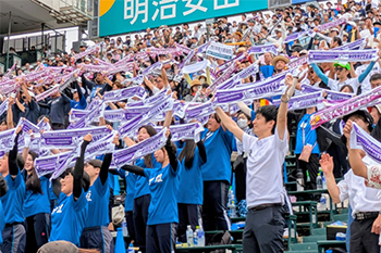 甲子園で西短応援団と共に声援をおくる簑原市長