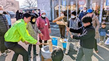 冬あそびと豆まき会での餅つきの様子