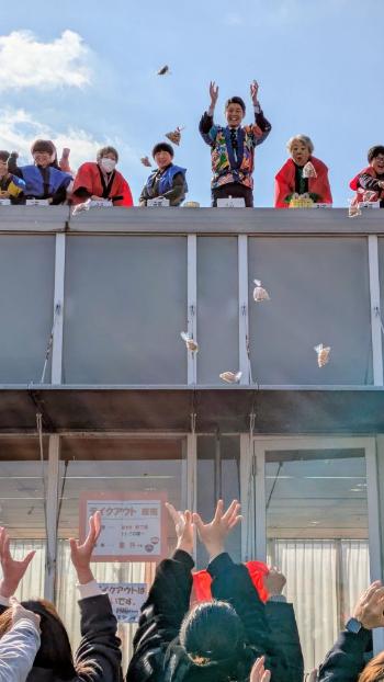 冬あそびと豆まき会で持ちまきする市長