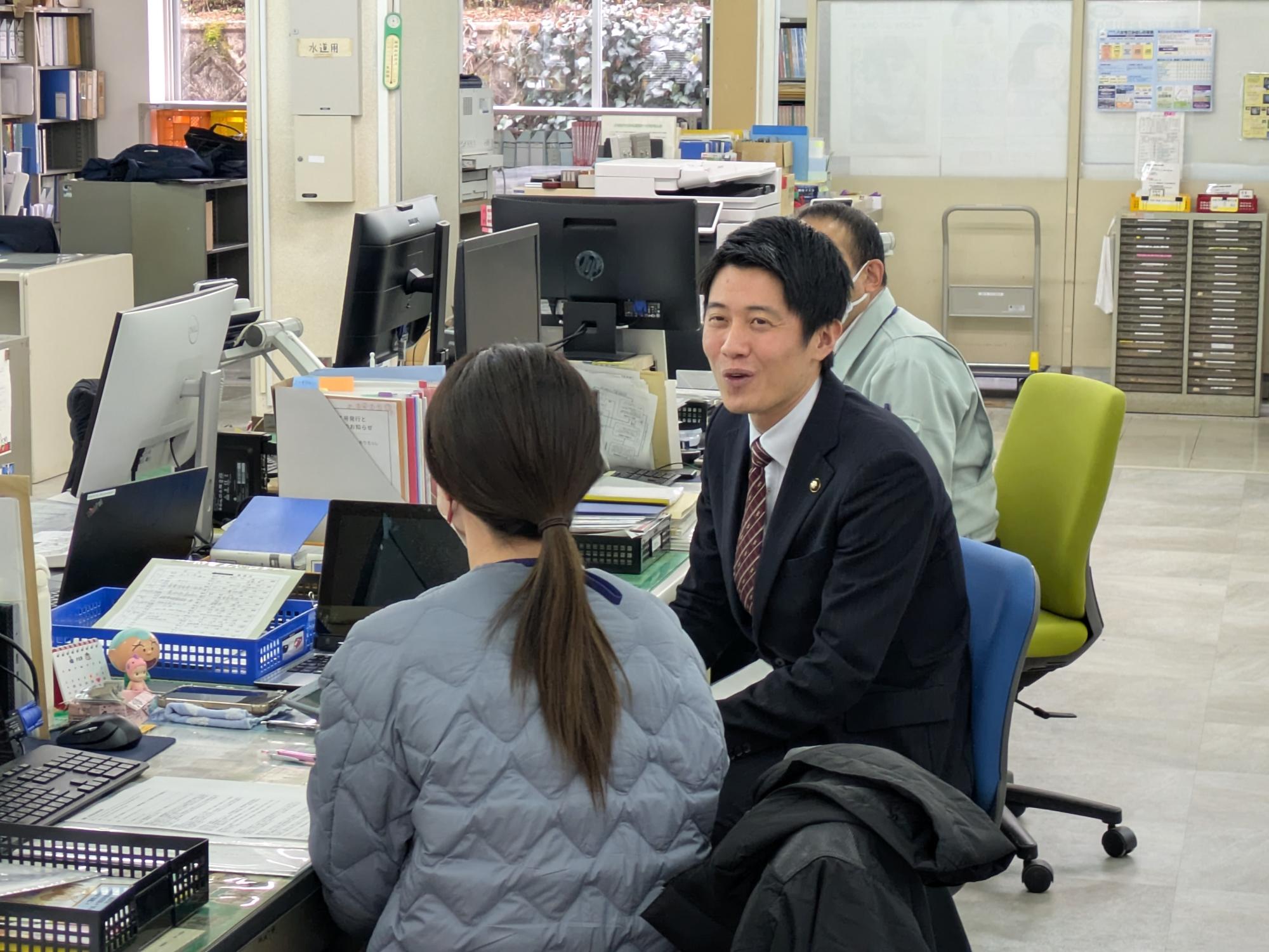 職員と意見交換を行う市長
