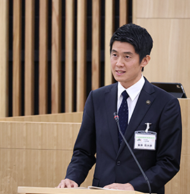 簑原八女市長所信表明の様子