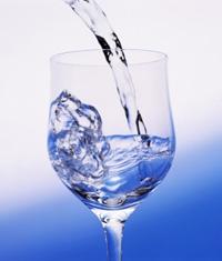 （写真）グラスに水