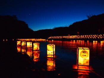夏の夜の星野川に灯篭が流れている幻想的な写真