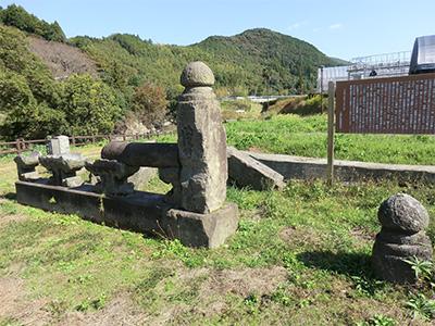 （写真）洗玉眼鏡橋欄干部分発掘遺物（せんぎょくめがねばしらんかんぶぶんはっくついぶつ）