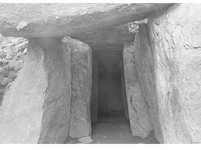 柱のような岩が丸い岩を支えているような形をしている岩戸山4号古墳（下茶屋古墳）の写真