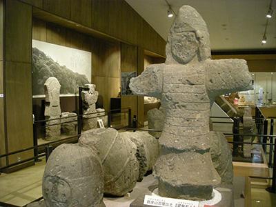 (写真)石製表飾品(石人・石馬・石盾・武装石人頭部など)
