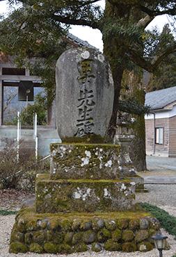 （写真）江碕・田中先生をつなぐ善正寺の碑
