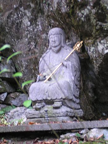 (写真)コズミトコの足掛け地蔵