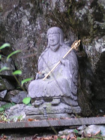 （写真）コズミトコの足掛け地蔵