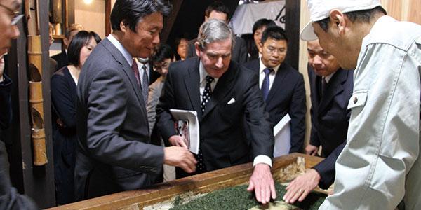 知事・駐福岡総領事の訪問見学の様子