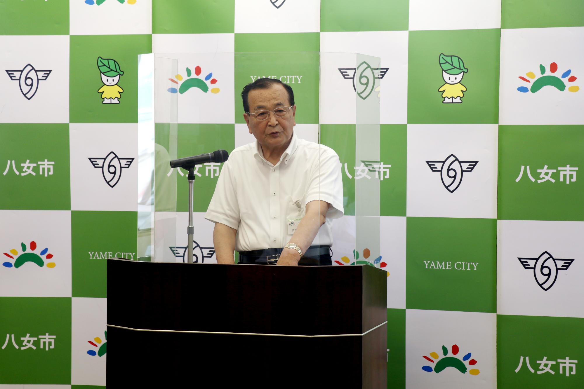 定例記者会見の様子