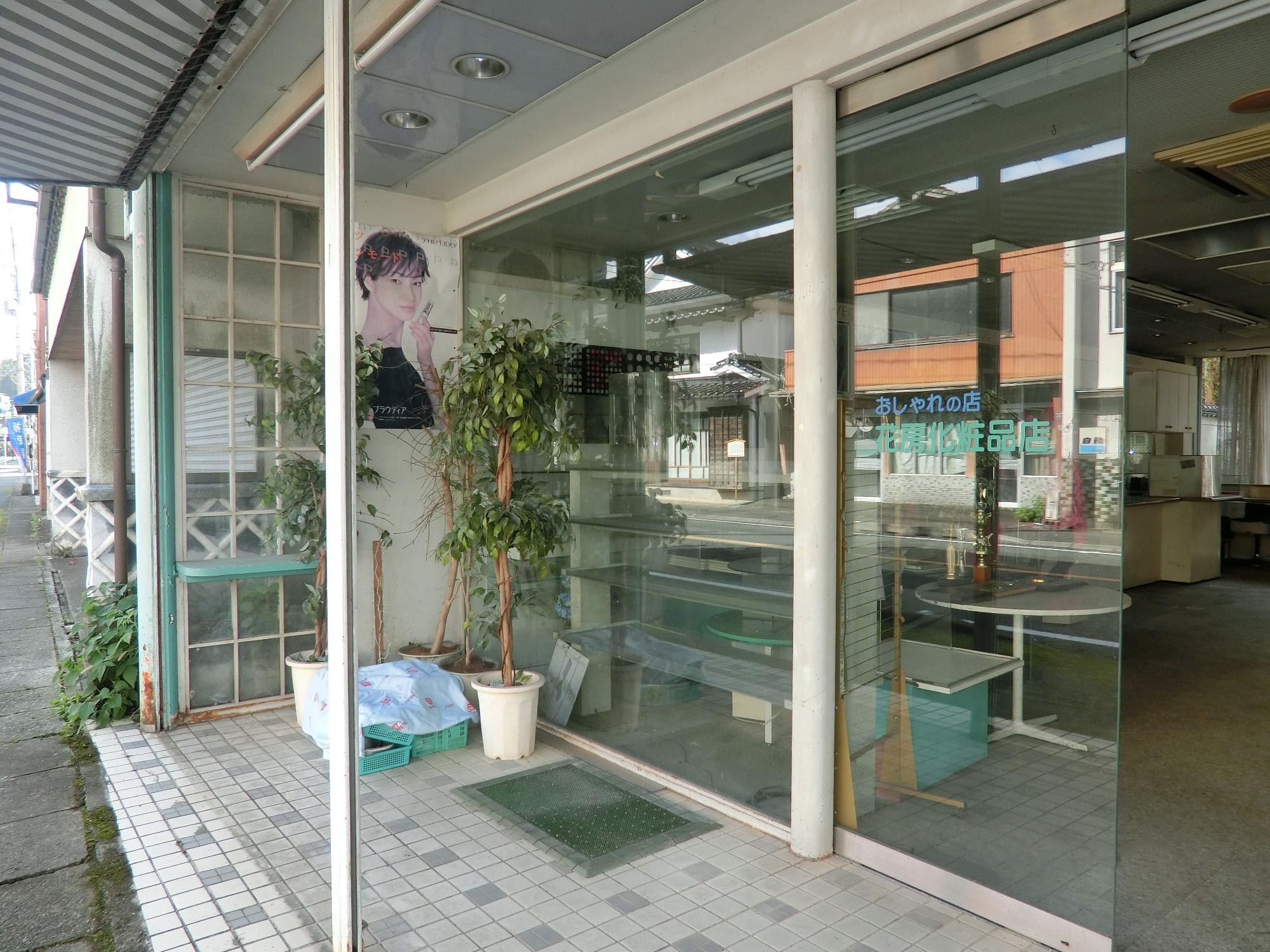 店舗入り口(左手側)