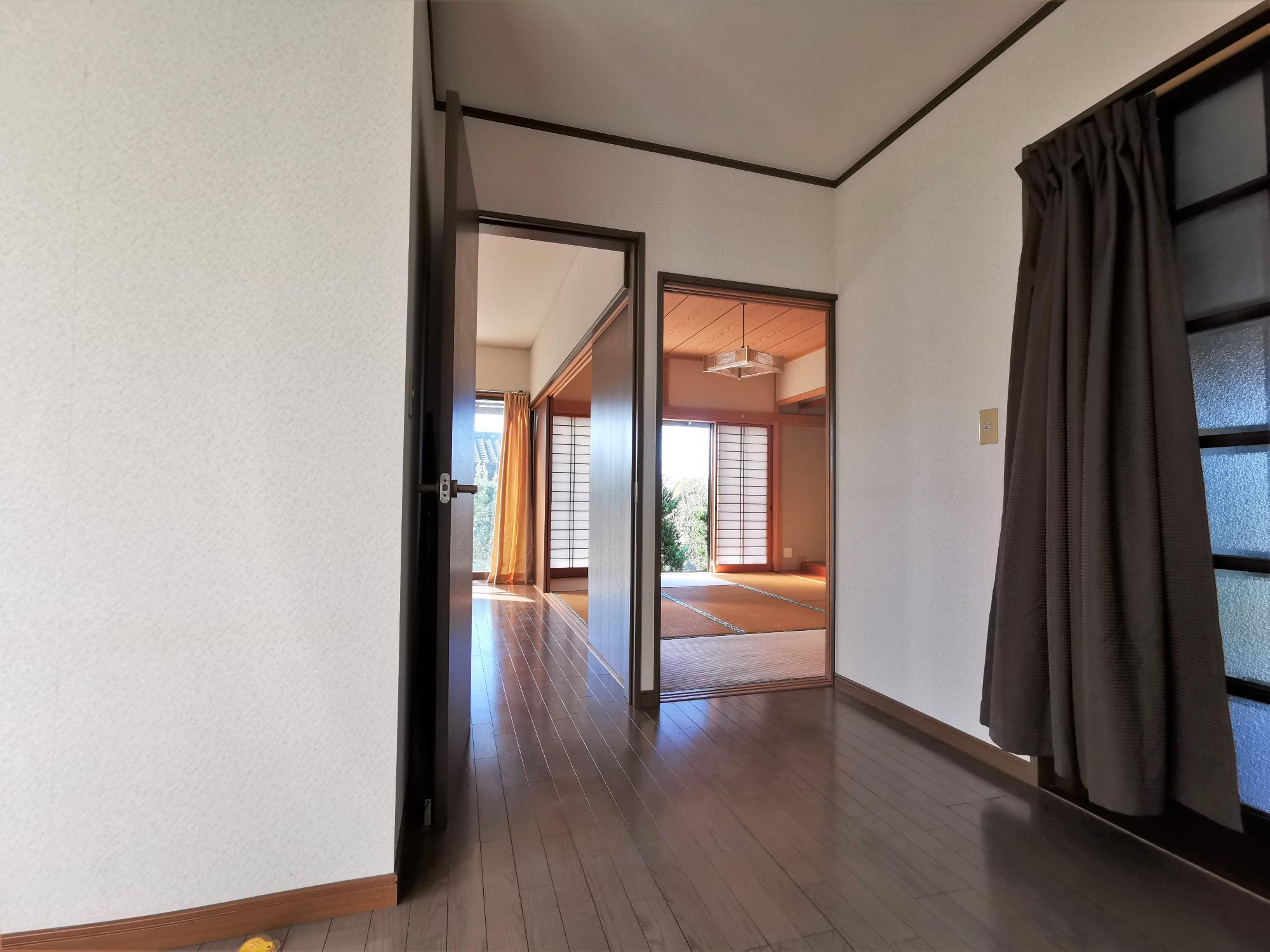 玄関から居室へ