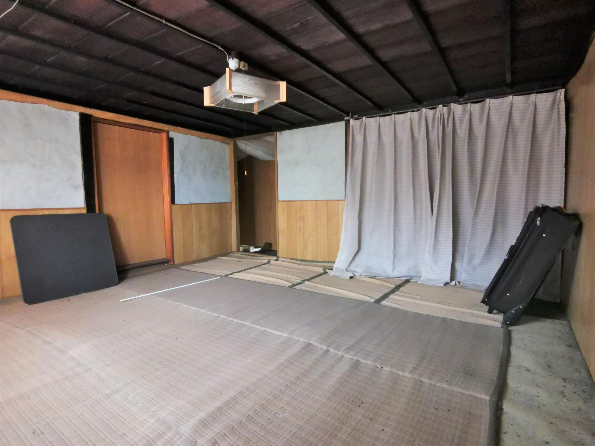 2階洋室8帖(東側)