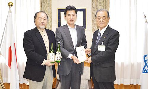 （写真）豪雨災害復興支援プロジェクト「愛しき大地」関係者一同様から災害寄附金をいただきました