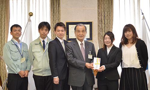 （写真）和太鼓「童衆」の皆さんから災害寄附金をいただきました