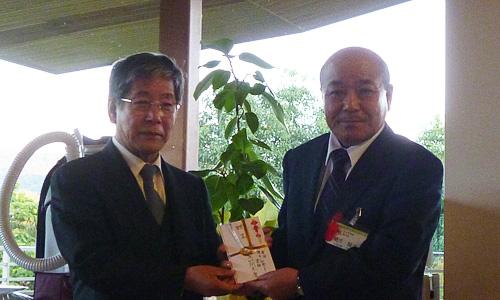 （写真）「明るい社会づくり運動県南地区協議会」様から義援金をいただきました。