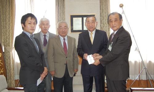 （写真）福岡県洋菓子組合様より義援金をいただきました