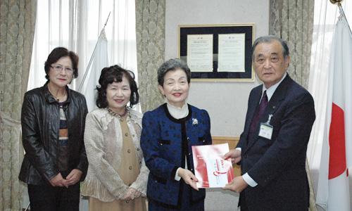 （写真）活水同窓会筑後支部様から義援金をいただきました