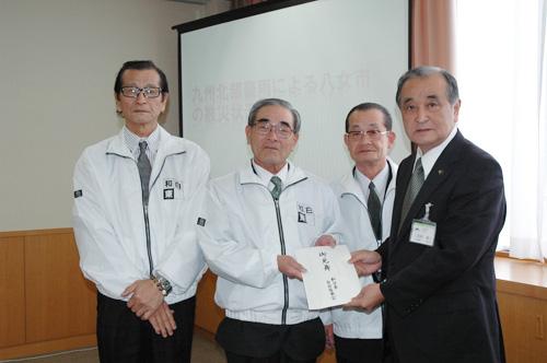 （写真）和白東自治協議会様から義援金をいただきました