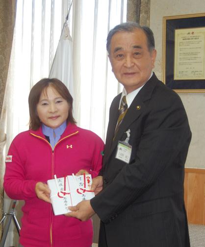 （写真）プロゴルファー馬場ゆかり選手から義援金をいただきました