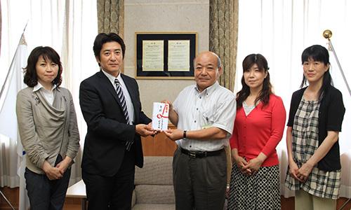 （写真）八女中・八女高同窓会関東支部から災害寄附金をいただきました