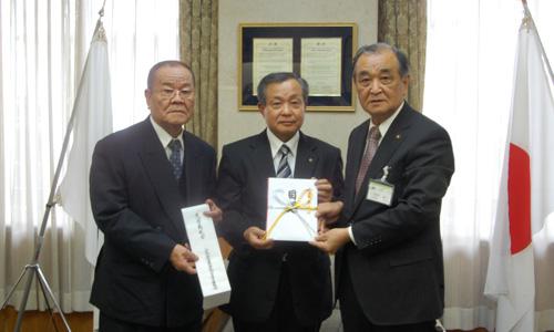 （写真）八女地区安全運転運行管理者協議会様から義援金をいただきました。