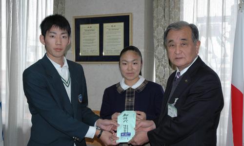 （写真）熊本県八代市の秀岳館高等学校様から義援金をいただきました。