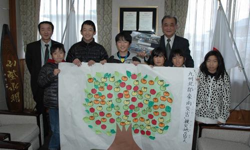 （写真）京町解放子ども会様から義援金をいただきました