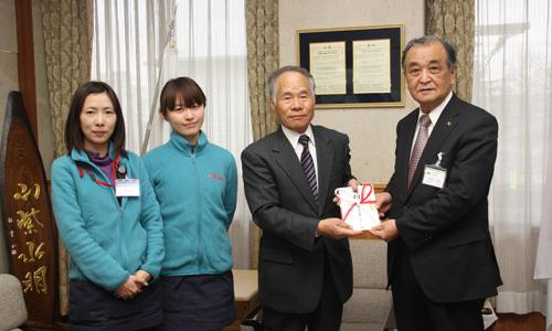 （写真）特定非営利活動法人まなびっと八媛様から義援金をいただきました