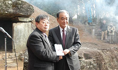 （写真）韓国巨済市の巨済市徐福研究会様から災害見舞金をいただきました。