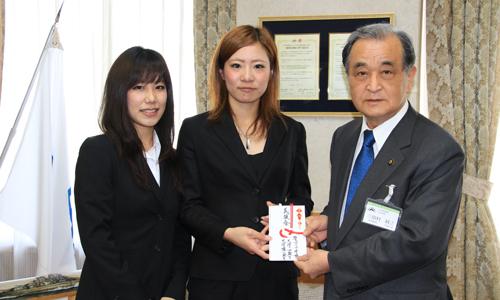 （写真）聖マリア学院大学4期生と大学院2期生の皆さんから義援金をいただきました