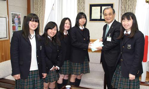 （写真）杉森高等学校看護科の2年生の皆さんから義援金をいただきました